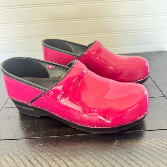 Sanita Clogs Slip On EU Size 41 US Size 10 Fuchsia Patent Leather Round Toe - Picture 2 of 13